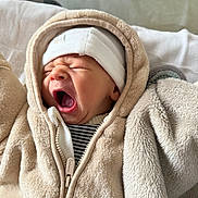 Maylone a rejoint le concours — aidez-le/la à gagner de superbes lots ! baby, newborn, yawning, hat, jacket, clothing, infant, cozy, warm, sleepy, cute, soft, child, portrait, face, mouth_open, babywear, blanket, indoor, person