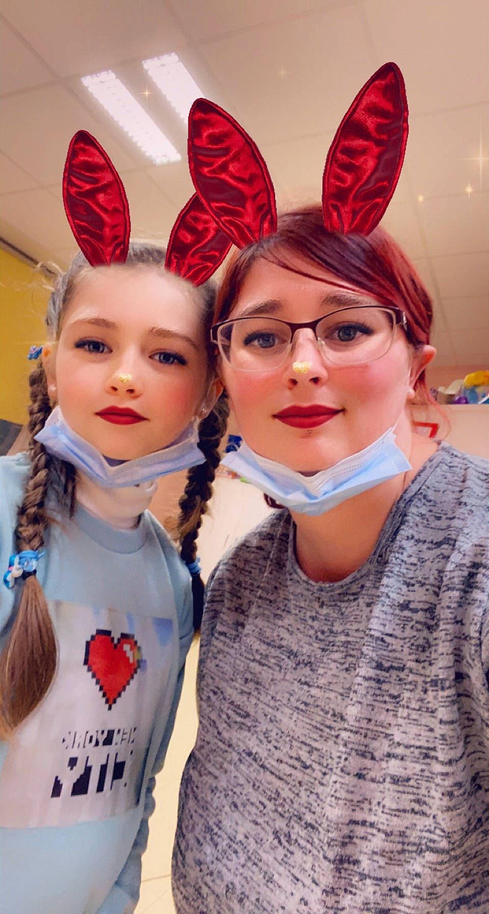 Mélissa a rejoint le concours — aidez-le/la à gagner de superbes lots ! beauty, child, cool, costume, ear, event, eyewear, facial_expression, fashion, fashion_design, fawn, fun, fur, gesture, happy, outerwear, person, pink, skin, textile