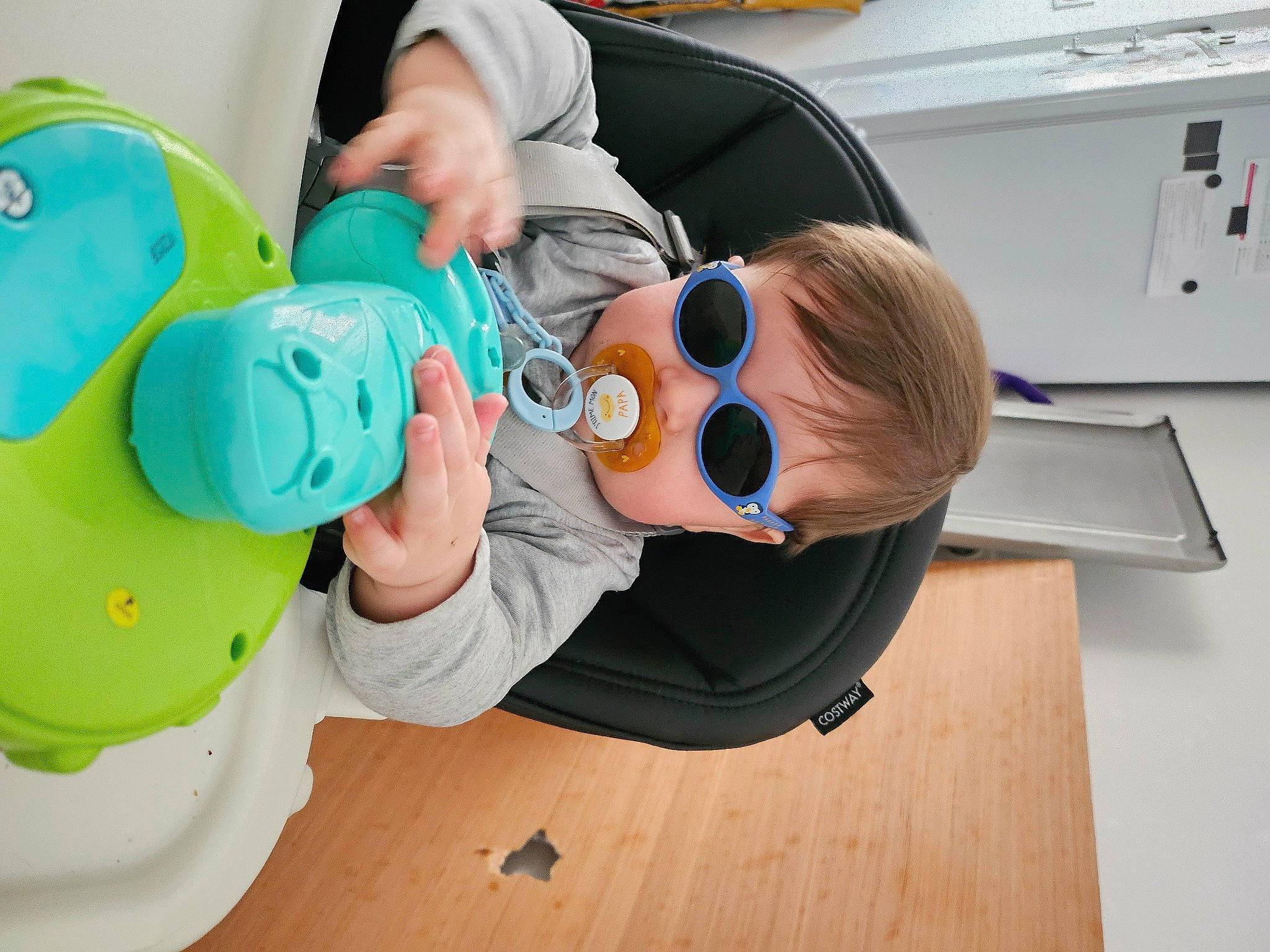 Maëlan participe au concours pour gagner de l'argent avec cette photo : baby, baby_toddler_clothing, child, comfort, eyewear, flooring, fun, goggles, happy, hardwood, home_appliance, kitchen_appliance, person, personal_protective_equipment, room, service, sunglasses, t_shirt, toddler, vision_care