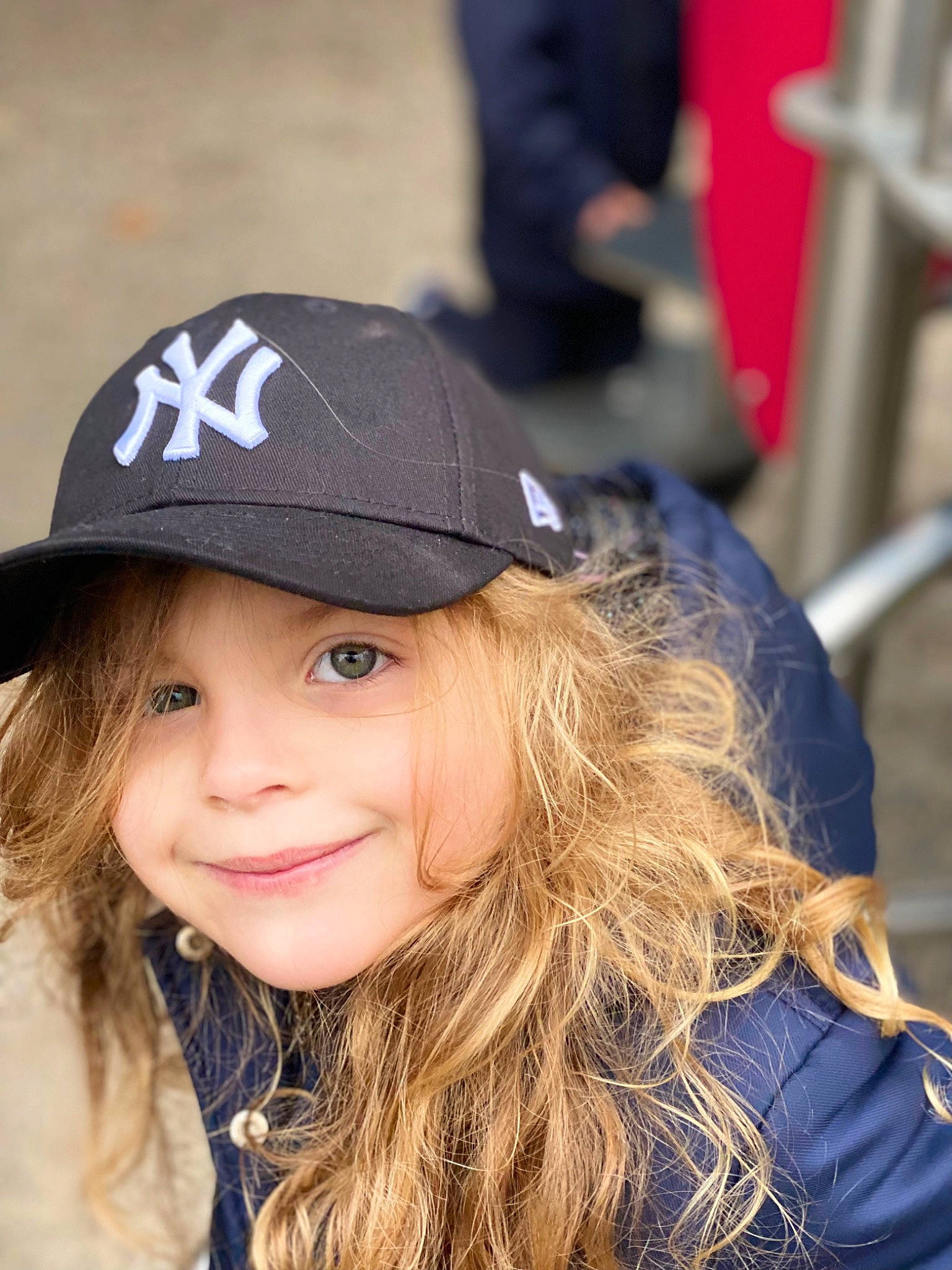 Coline participe au concours pour gagner de l'argent avec cette photo : baseball_cap, brown_hair, cap, child, electric_blue, eye, fashion_accessory, flash_photography, fun, happy, hat, headgear, headwear, joy, lip, magenta, person, personal_protective_equipment, portrait_photography, recreation