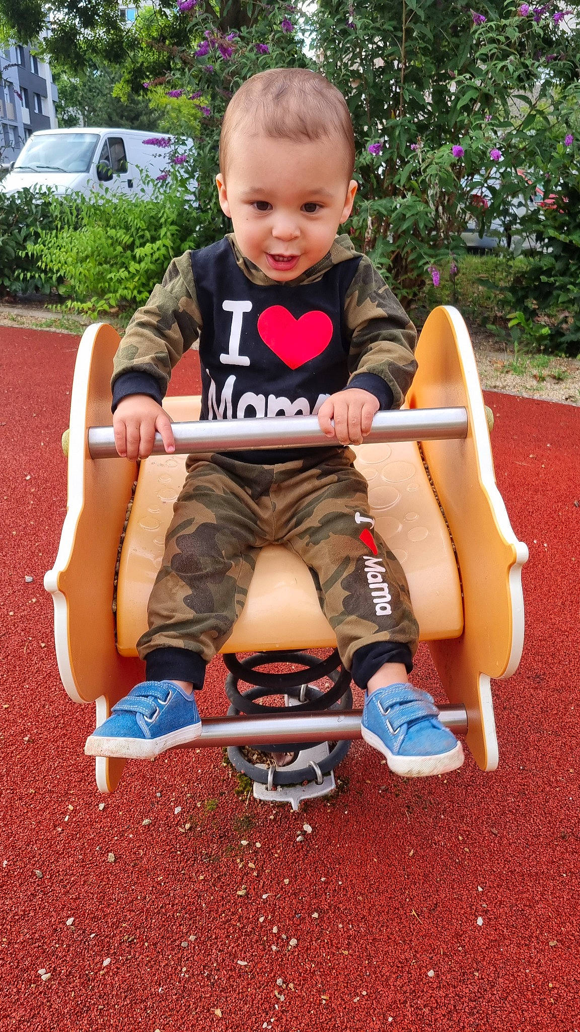 Lyvio participe au concours pour gagner de l'argent avec cette photo : baby, baby_toddler_clothing, cool, face, finger, grass, hand, happy, head, human_body, leisure, people_in_nature, person, plant, shoe, shorts, smile, sneakers, tire, toddler