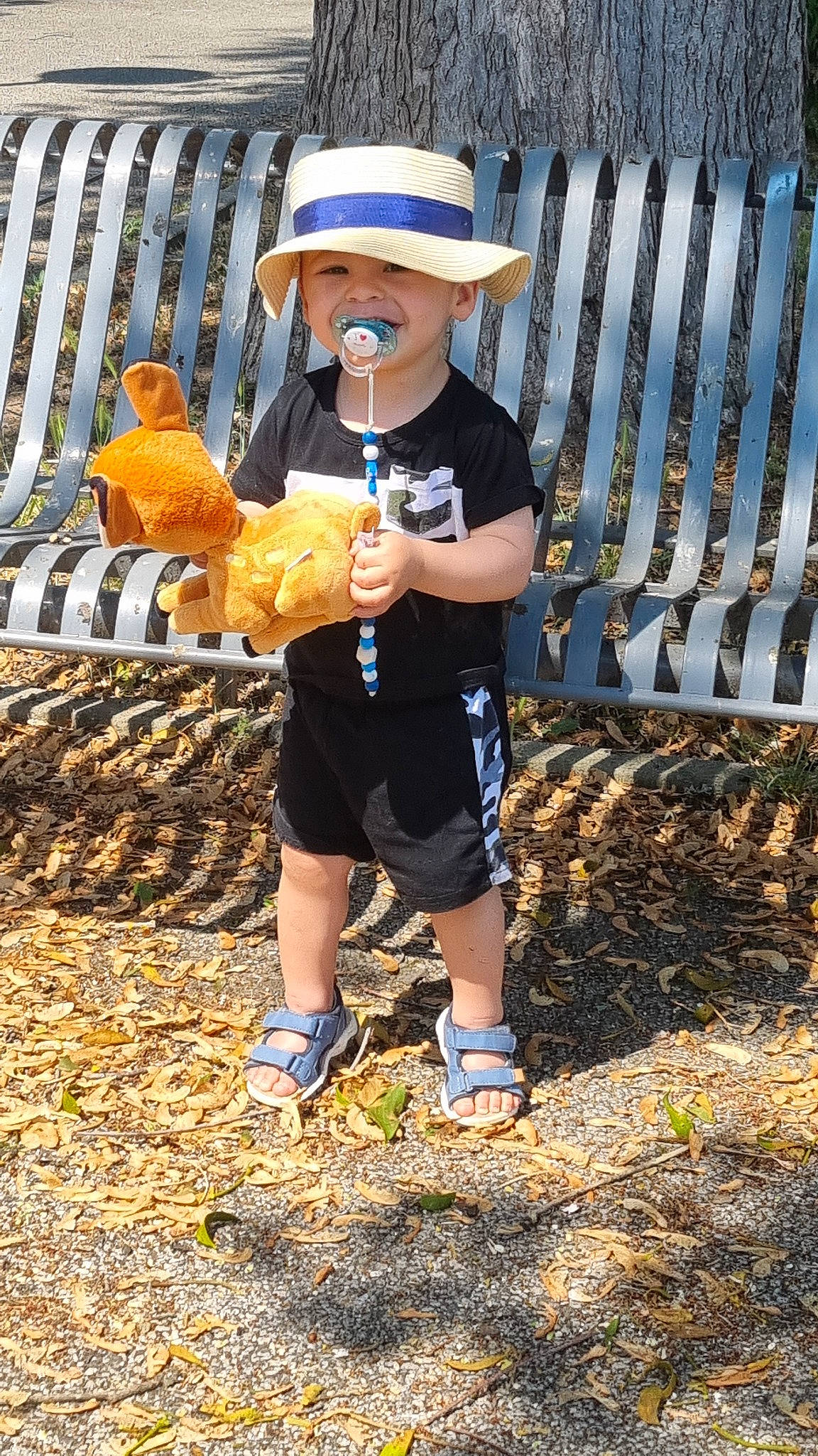 Lyvio participe au concours pour gagner de l'argent avec cette photo : baseball_cap, cap, electric_blue, eyewear, footwear, fun, grass, hat, headwear, human_leg, leg, leisure, people_in_nature, person, product, shoe, shorts, sneakers, soil, sun_hat