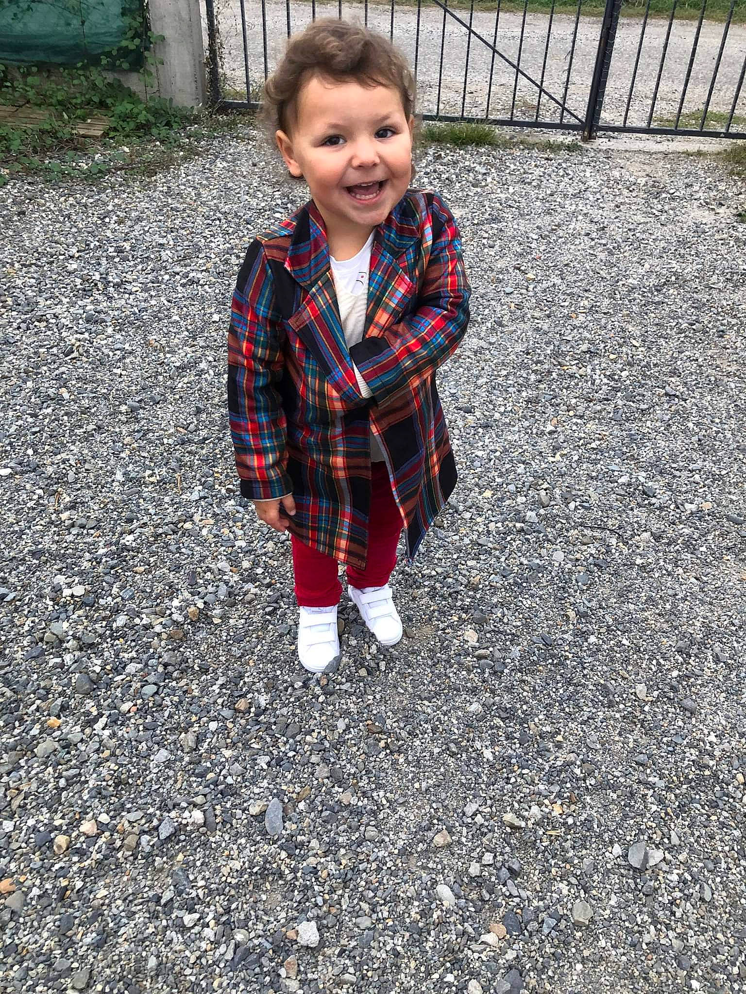 Noëlia participe au concours pour gagner de l'argent avec cette photo : asphalt, baby_toddler_clothing, clothing, eye, face, flooring, grass, head, jacket, joy, outerwear, pattern, people_in_nature, person, plaid, plant, road_surface, sleeve, smile, tartan