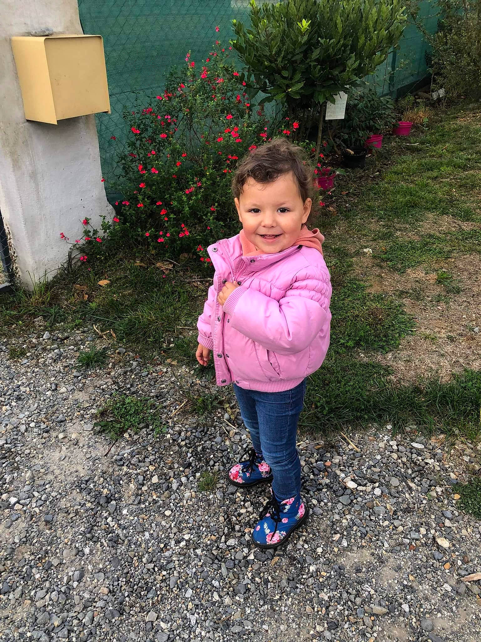 Noëlia a rejoint le concours — aidez-le/la à gagner de superbes lots ! asphalt, baby_toddler_clothing, botany, child, flower, fun, garden, grass, jacket, jeans, joy, landscape, leaf, leisure, people_in_nature, person, petal, plant, road_surface, smile