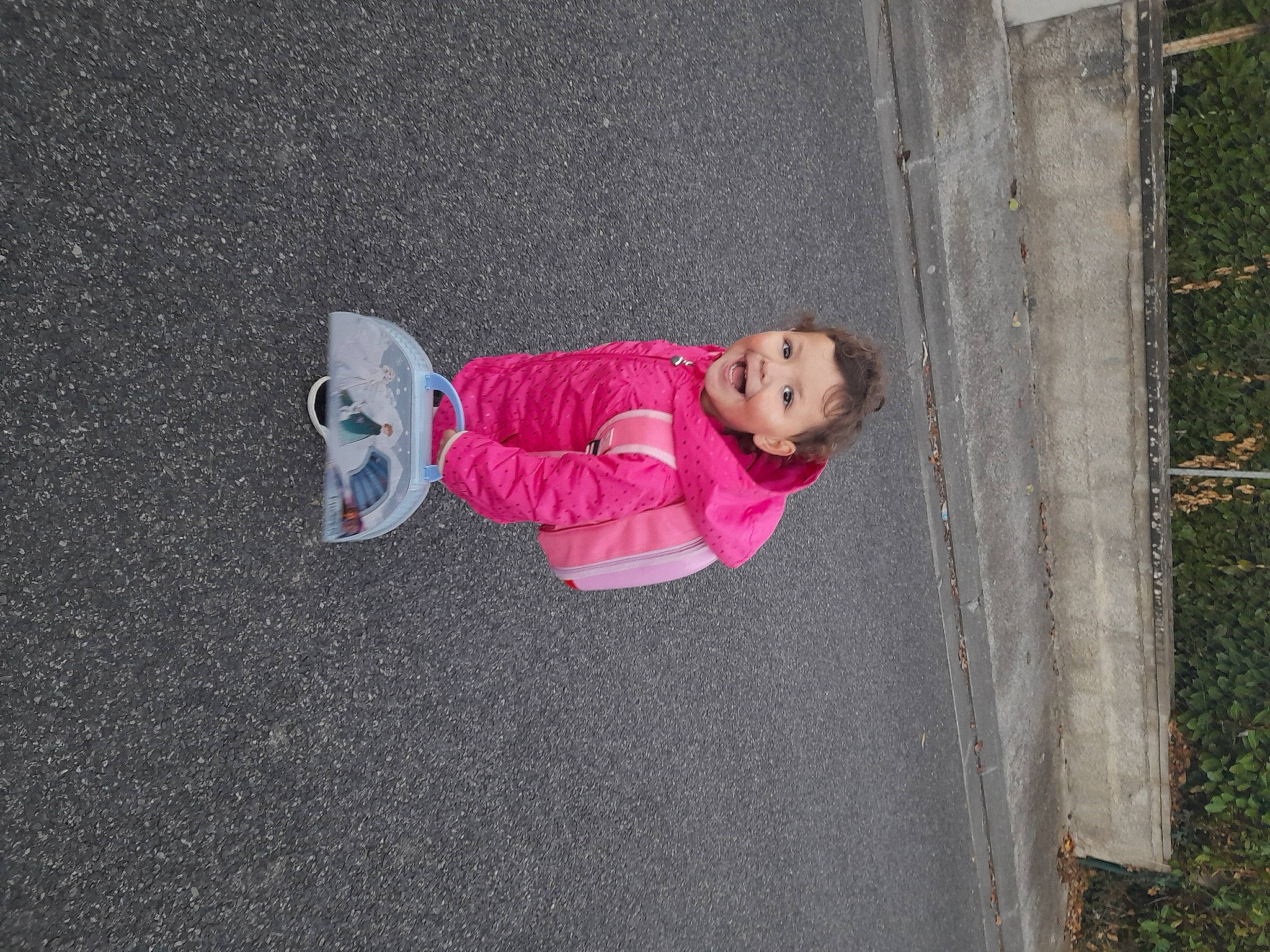 Noëlia participe au concours pour gagner de l'argent avec cette photo : asphalt, baby, baby_toddler_clothing, child, concrete, flooring, fun, grass, grey, joy, leisure, magenta, person, plant, road_surface, sidewalk, sitting, toddler, tree