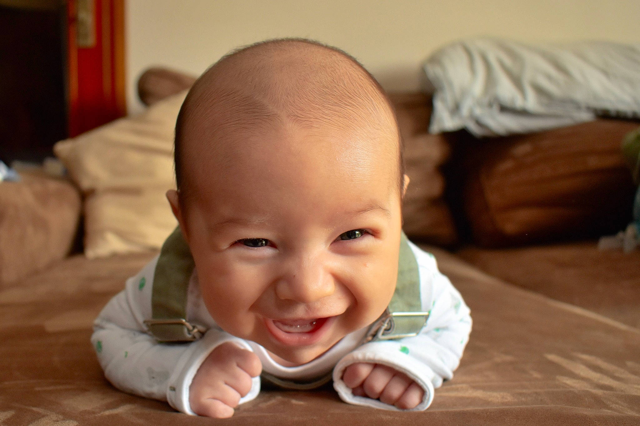 Maxenxe participe au concours pour gagner de l'argent avec cette photo : baby, baby_toddler_clothing, cheek, chin, comfort, face, facial_expression, floor, flooring, gesture, happy, human_body, iris, joy, lip, mouth, nose, person, skin, smile