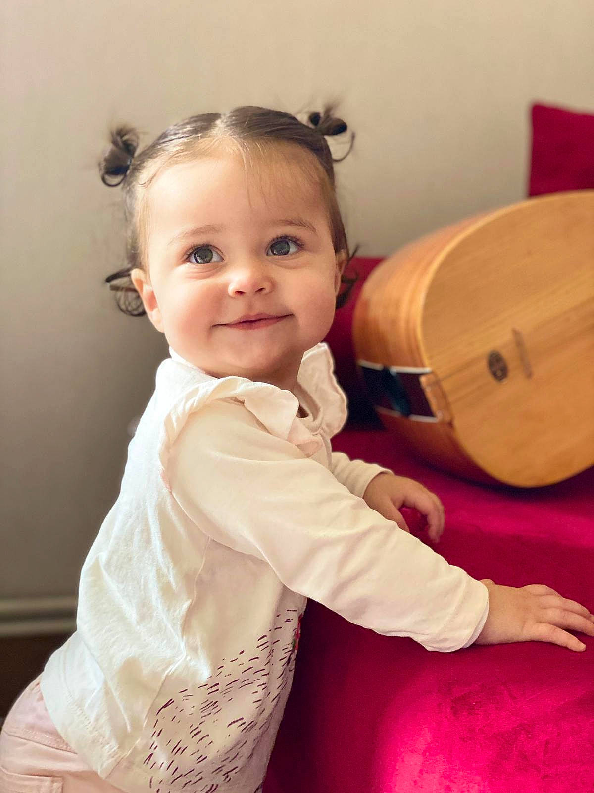 Sema a rejoint le concours — aidez-le/la à gagner de superbes lots ! arm, baby, baby_toddler_clothing, cheek, child, face, flash_photography, flooring, fun, gesture, happy, joy, membranophone, musical_instrument, person, room, sleeve, smile, standing, thumb