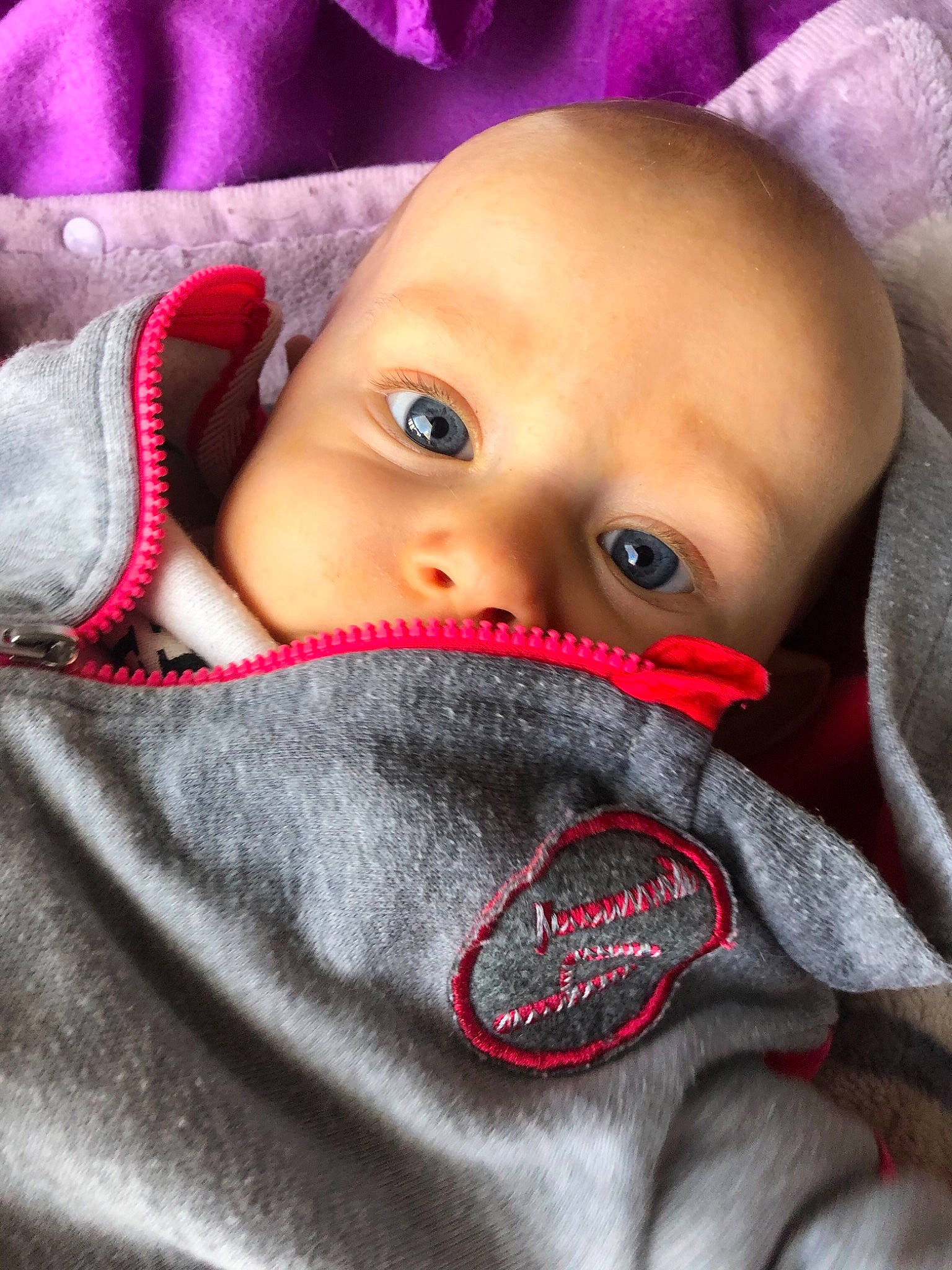 Chelsea participe au concours pour gagner de l'argent avec cette photo : baby, cheek, child, chin, close_up, ear, eye, eyebrow, face, forehead, head, lip, mouth, nose, person, pink, skin, smile, toddler