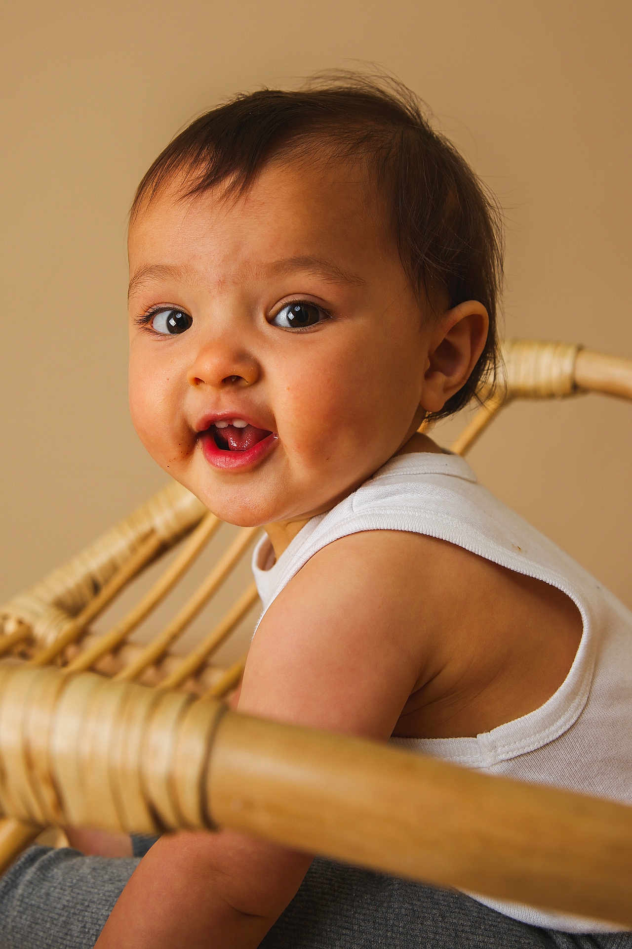 Hina Dupire participe au concours pour gagner de l'argent avec cette photo : baby, bodypart, clothing, crib, face, finger, furniture, hand, happy, head, infantbed, mouth, newborn, person, photography, portrait, sitting, smile, teeth, wood