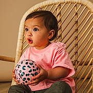 Hina Dupire participe au concours pour gagner de l'argent avec cette photo : baby, ball, bodypart, chair, crib, face, finger, football, furniture, hand, hardwood, head, infantbed, person, sitting, soccer, soccerball, sphere, sport, wood