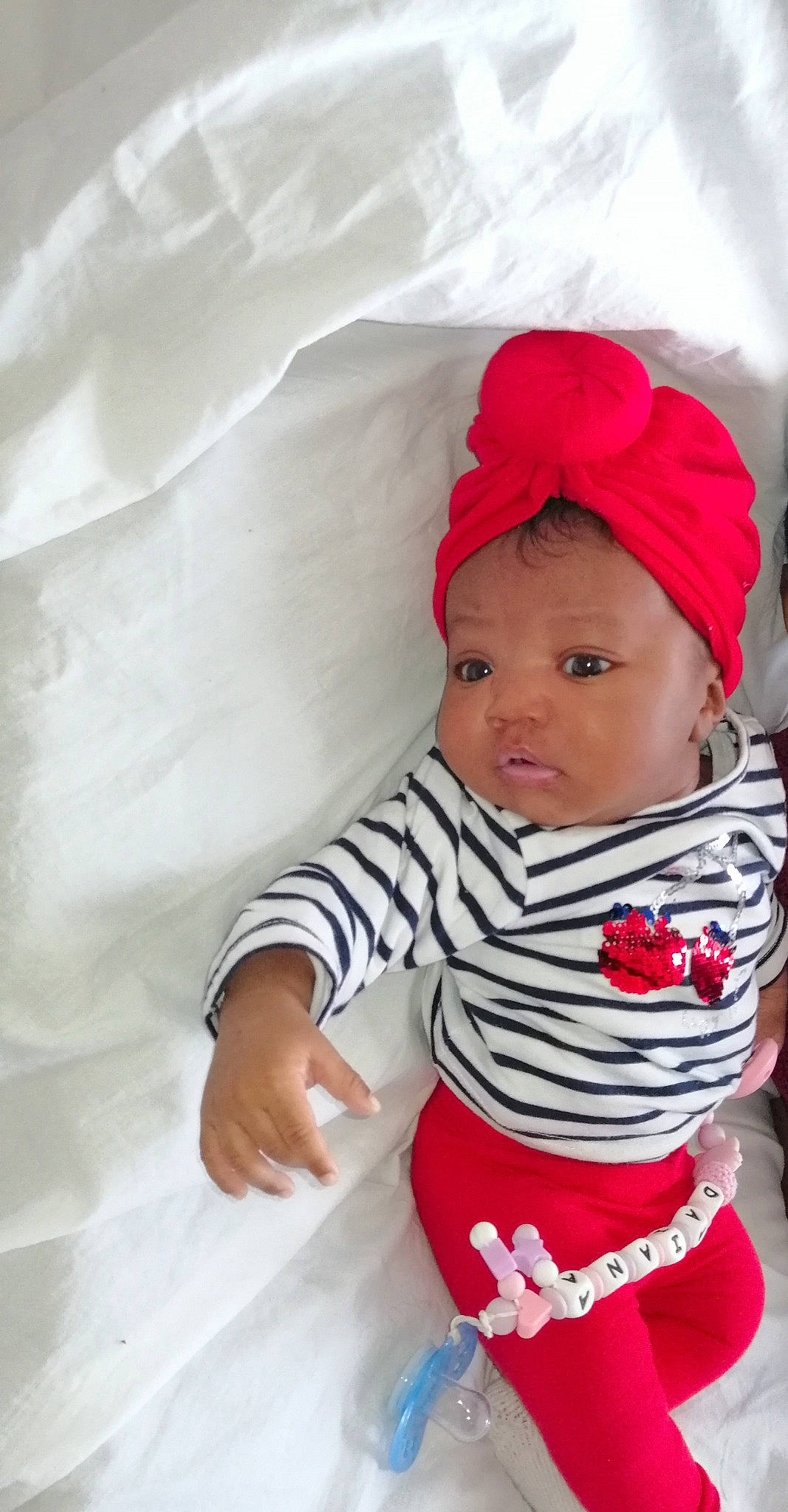 Daïana a rejoint le concours — aidez-le/la à gagner de superbes lots ! baby, baby_toddler_clothing, cap, carmine, child, comfort, eye, fashion_accessory, happy, hat, head, headgear, linens, lip, pattern, person, sleeve, t_shirt, textile, toddler