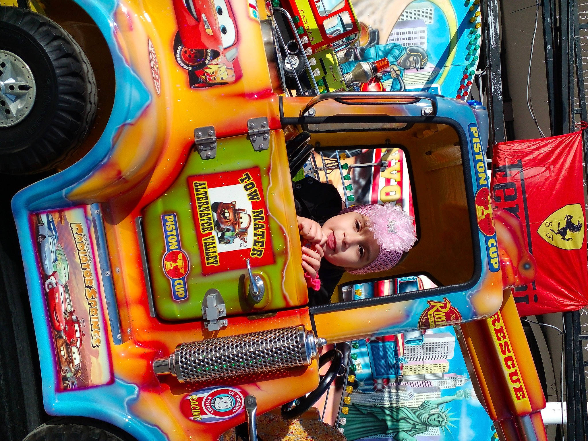 Louna a rejoint le concours — aidez-le/la à gagner de superbes lots ! arcade_game, art, automotive_tire, collection, electronic_device, electronics, event, fun, games, headwear, machine, motor_vehicle, orange, person, recreation, technology, tire, toy, transport, vehicle