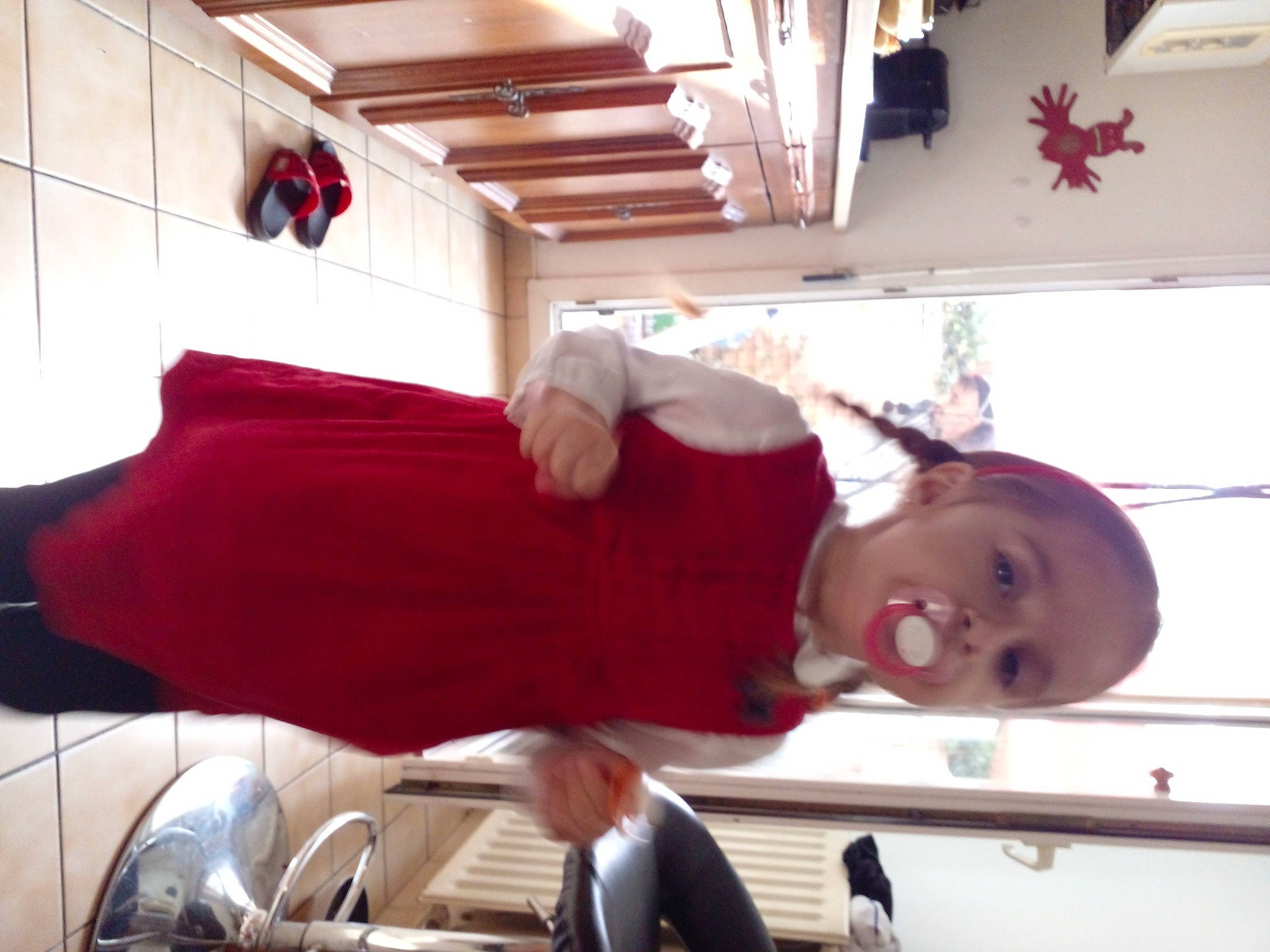 Louna a rejoint le concours — aidez-le/la à gagner de superbes lots ! baby, carmine, ceiling, comfort, elbow, fun, human_leg, knee, person, red, room, smile, thigh, toddler, tree, white