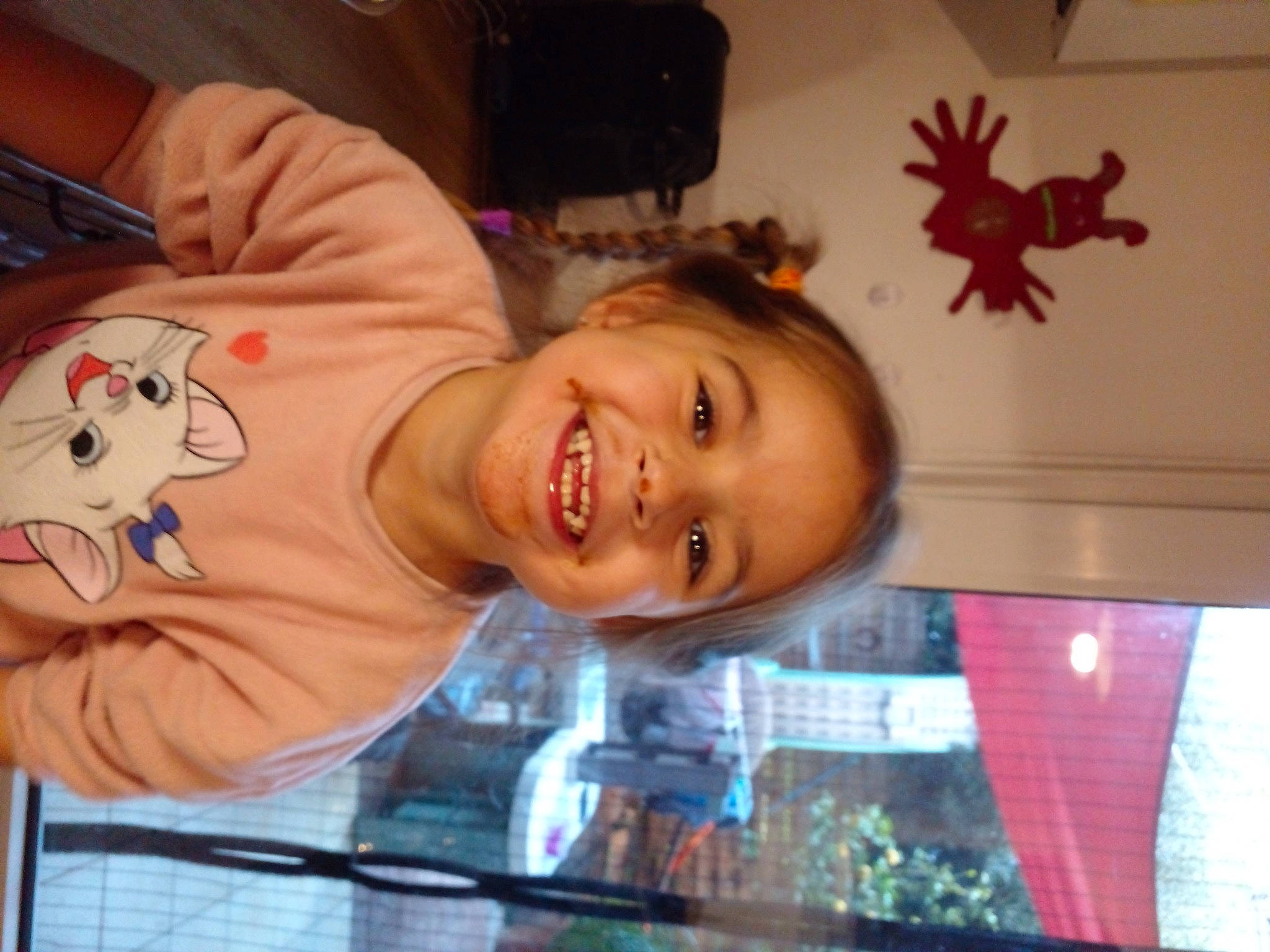 Louna participe au concours pour gagner de l'argent avec cette photo : baby, cheek, child, chin, fun, happy, joy, laugh, leisure, mouth, nose, organ, person, room, smile, t_shirt, toddler, tree, vacation, window