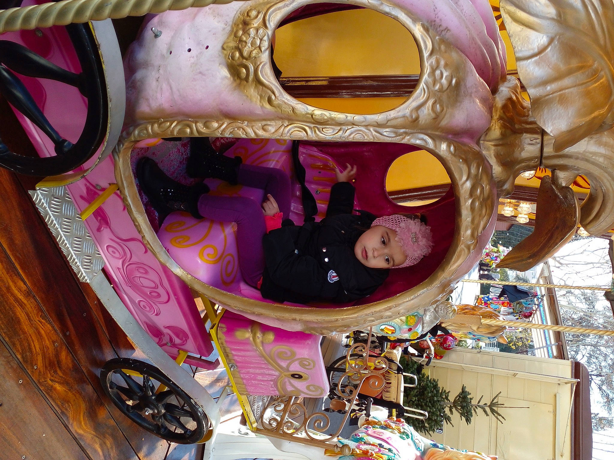 Louna participe au concours pour gagner de l'argent avec cette photo : art, circle, event, eyewear, fashion_accessory, fun, headwear, jewellery, magenta, necklace, person, personal_protective_equipment, pink, plastic, purple, room, sandal, tire, toy, visual_arts