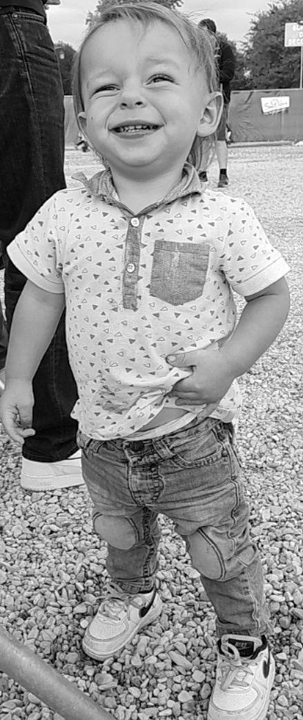 Ethan a rejoint le concours — aidez-le/la à gagner de superbes lots ! baby_toddler_clothing, black, black_and_white, child, clothing, cool, gesture, grass, grey, happy, human, joy, pattern, person, photograph, sleeve, standing, style, sunglasses, t_shirt