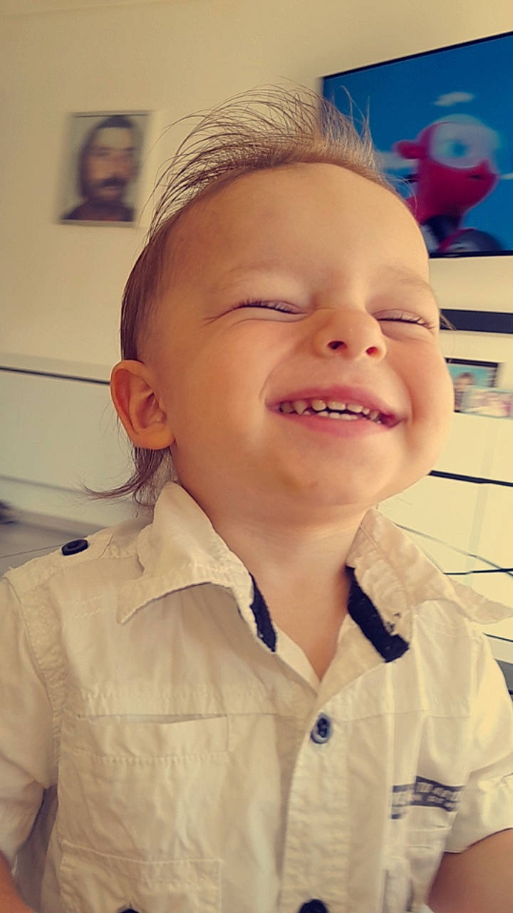 Ethan participe au concours pour gagner de l'argent avec cette photo : blurred, cheek, chin, collar, dress_shirt, ear, eyelash, forehead, gesture, happy, head, iris, jaw, joy, lip, mouth, neck, nose, person, skin