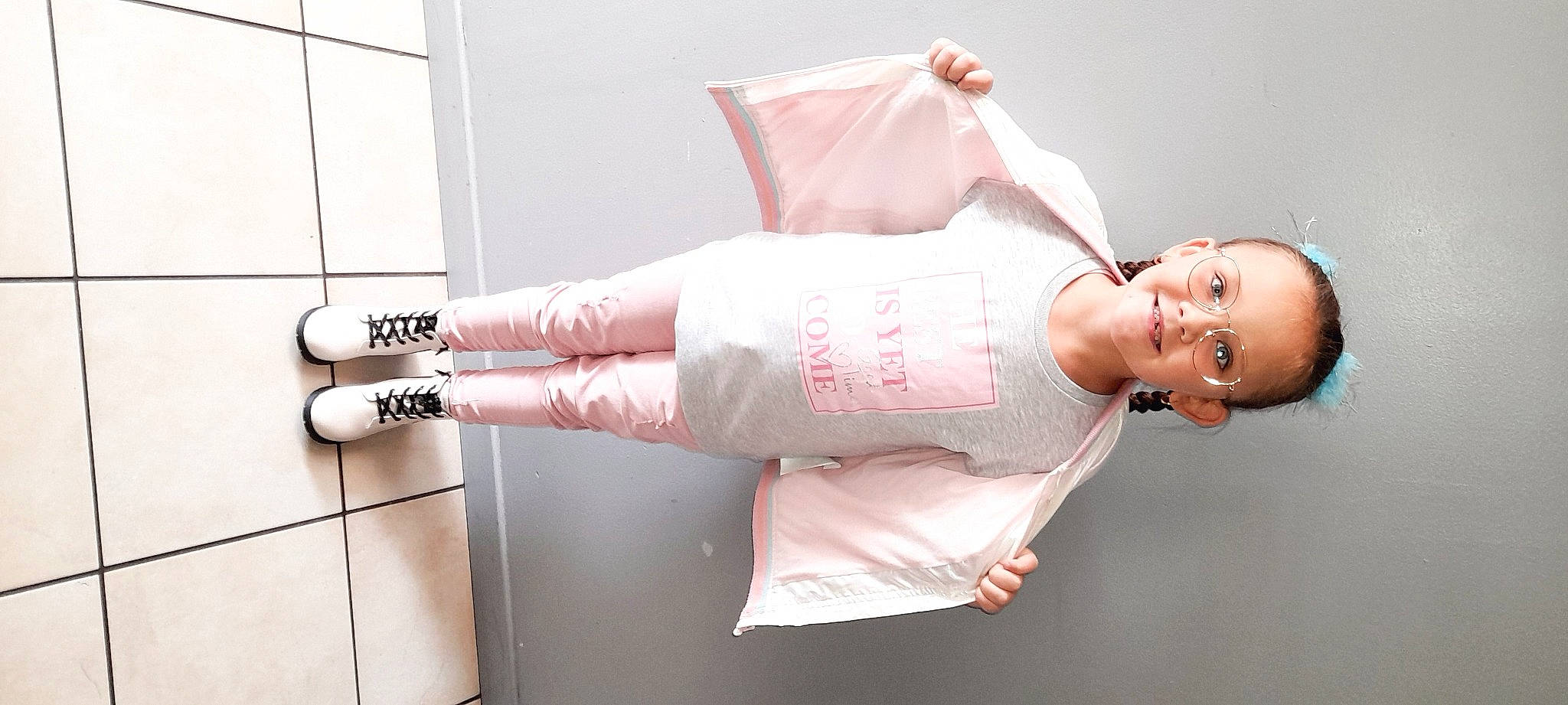 Jade a rejoint le concours — aidez-le/la à gagner de superbes lots ! abdomen, chest, child, elbow, eyelash, fashion_design, flesh, gesture, hand, happy, human_leg, joint, joy, knee, leg, person, pink, room, sleeve, thigh