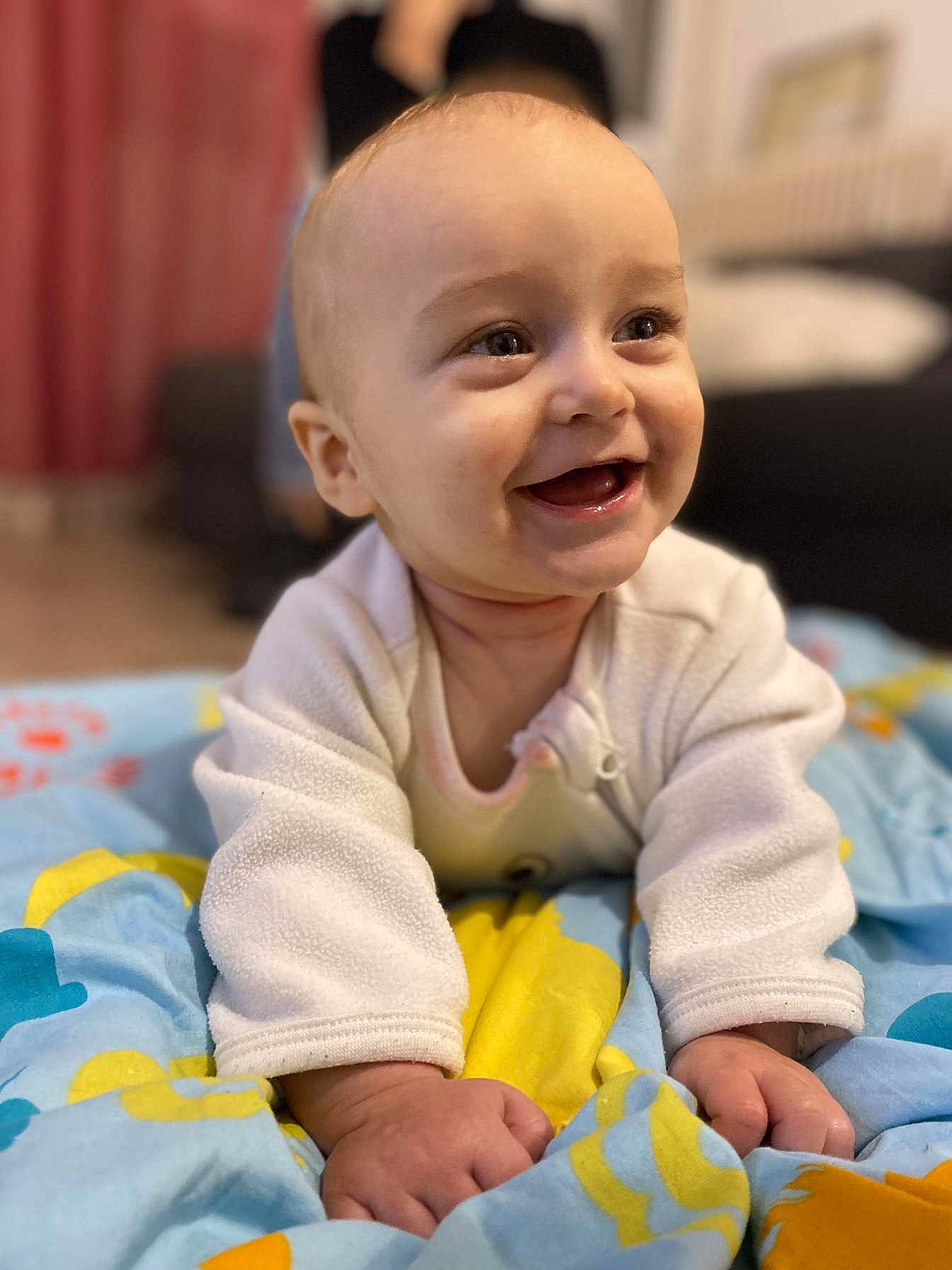 Illyan a rejoint le concours — aidez-le/la à gagner de superbes lots ! baby, baby_toddler_clothing, cheek, child, chin, eye, facial_expression, finger, flooring, fun, happy, head, iris, joy, mouth, nose, person, skin, smile, toddler