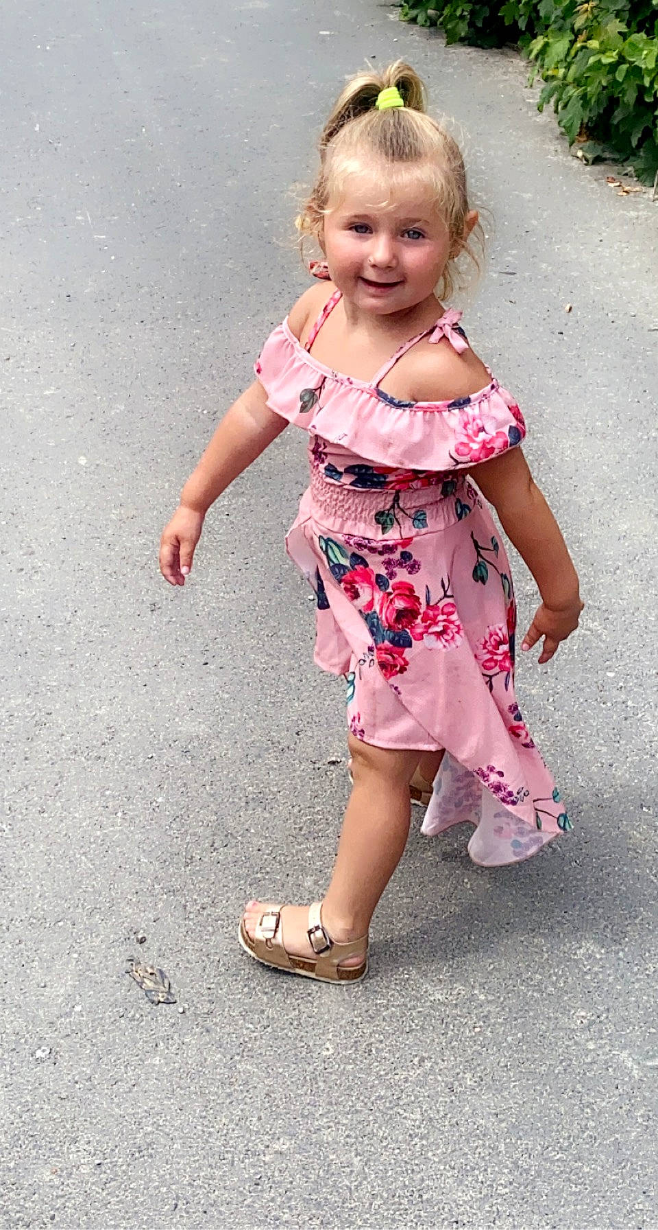 Hayley participe au concours pour gagner de l'argent avec cette photo : clothing, day_dress, dress, eye, face, footwear, hair, head, human_body, joint, joy, leg, one_piece_garment, people_in_nature, person, plant, shoe, shoulder, skin, sleeve