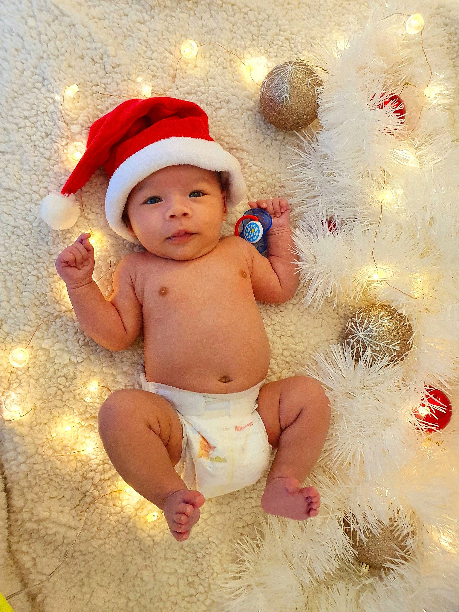 Naël a rejoint le concours — aidez-le/la à gagner de superbes lots ! abdomen, art, baby, baby_toddler_clothing, barefoot, cap, carmine, child, diaper, event, foot, fun, happy, headwear, holiday, human_leg, people_in_nature, person, play, sand