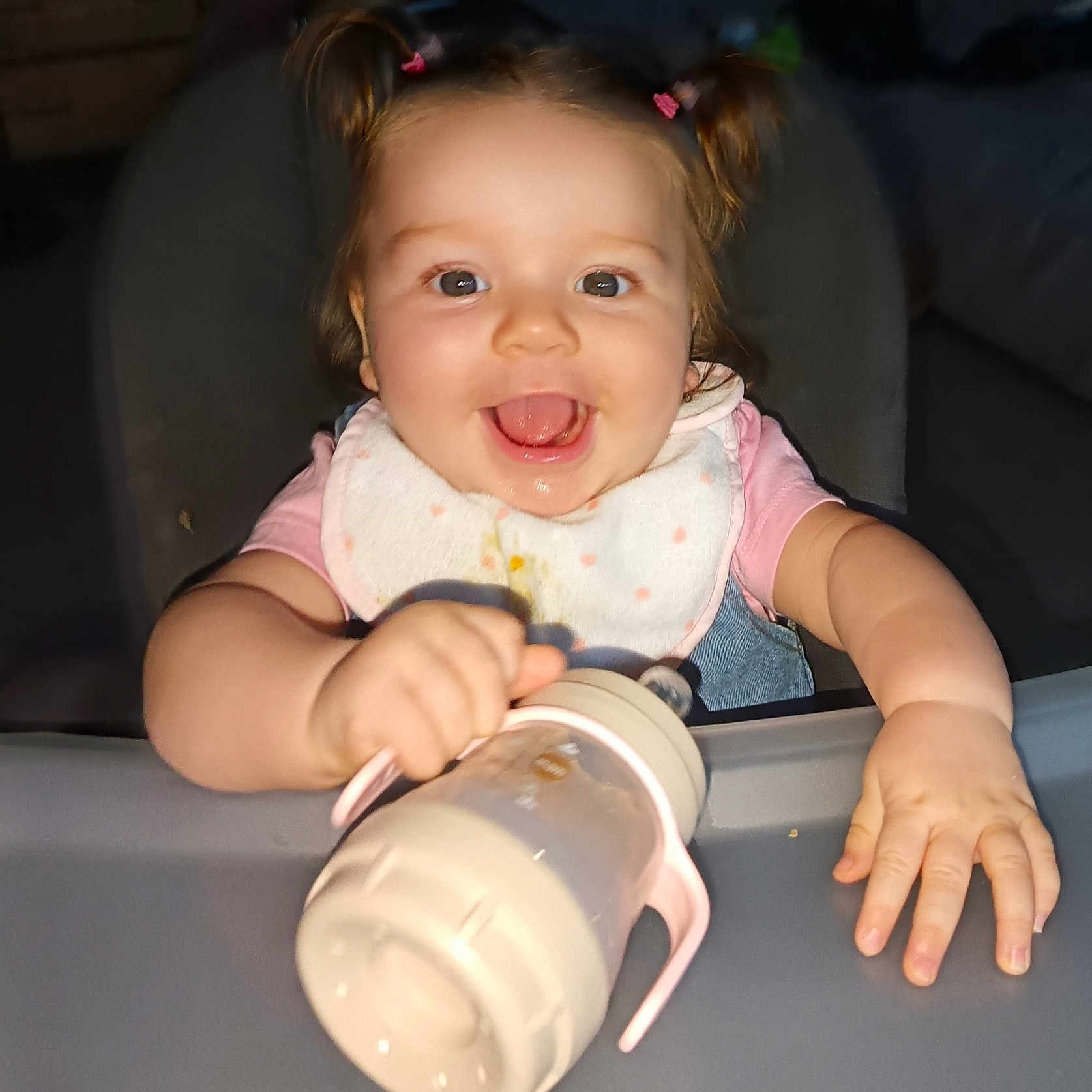 Katalina a rejoint le concours — aidez-le/la à gagner de superbes lots ! baby, bib, cheerful, child, cute, face, feeding_time, hand, happy, high_chair, indoor, infant, pigtails, pink_clothing, playful, portrait, sippy_cup, smiling, table, young_child