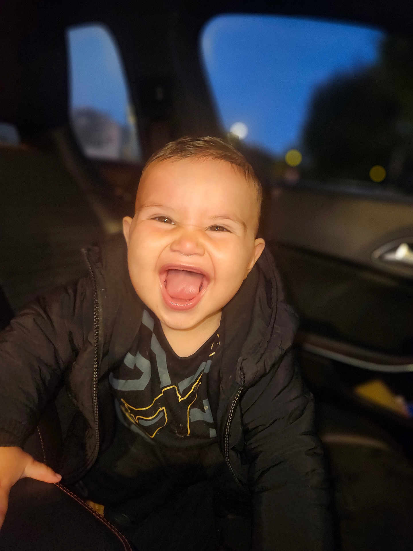 Ayoub a rejoint le concours — aidez-le/la à gagner de superbes lots ! toddler, child, smiling, happy, car_interior, jacket, black_clothing, portrait, young_child, indoors, seat, seatbelt, baby, cute, expressive_face, person, nighttime, window, joy, casual_clothing