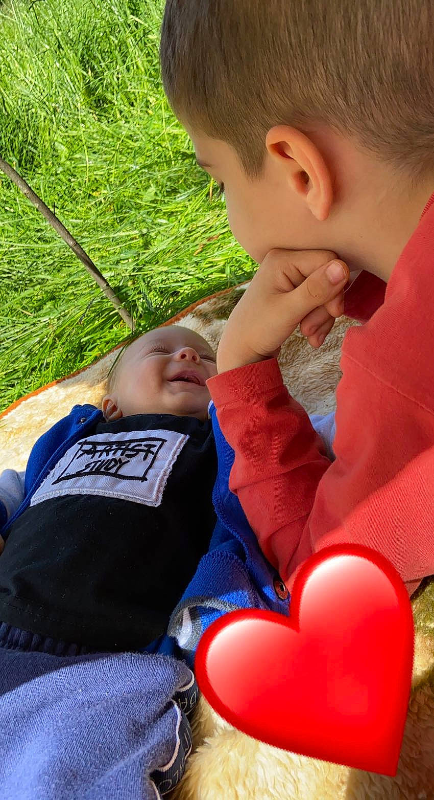 Rafaël participe au concours pour gagner de l'argent avec cette photo : child, electric_blue, finger, fun, grass, happy, lap, leisure, mammal, organ, people, people_in_nature, person, plant, product, recreation, red, skin, toddler, tree