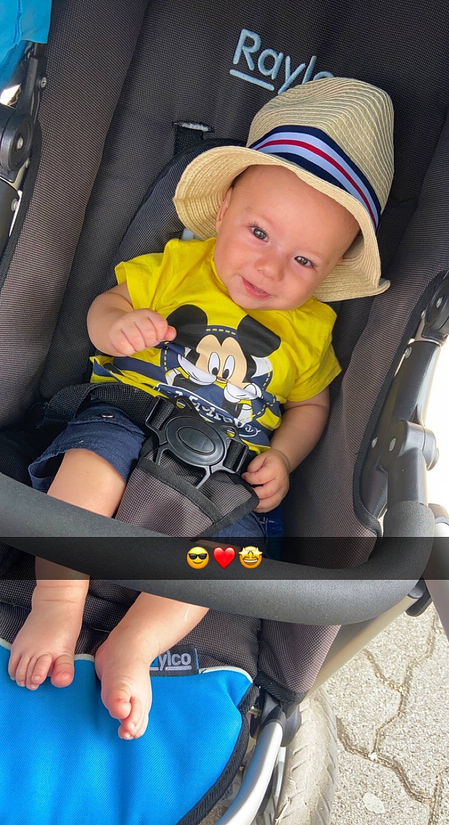 Rafaël participe au concours pour gagner de l'argent avec cette photo : baby, baby_carriage, baby_toddler_clothing, blue, car_seat, chair, child, comfort, finger, hand, hat, knee, lap, leg, people, person, photograph, product, smile, thigh