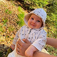 Maël participe au concours pour gagner de l'argent avec cette photo : baby, child, hoodie, numbers, smile, outdoor, nature, greenery, leaves, person, holding_hands, cute, infant, happy, casual_clothing, daylight, portrait, tree, forest, skin