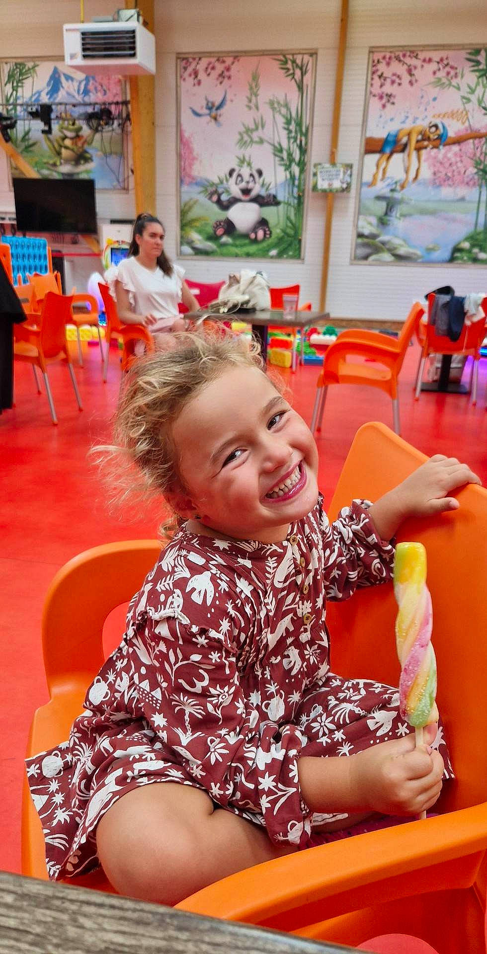 Lizéa a rejoint le concours — aidez-le/la à gagner de superbes lots ! amusement_park, amusement_ride, chair, child, event, fun, happy, houseplant, joy, kindergarten, laugh, leisure, person, photograph, play, recreation, sitting, smile, summer, thigh