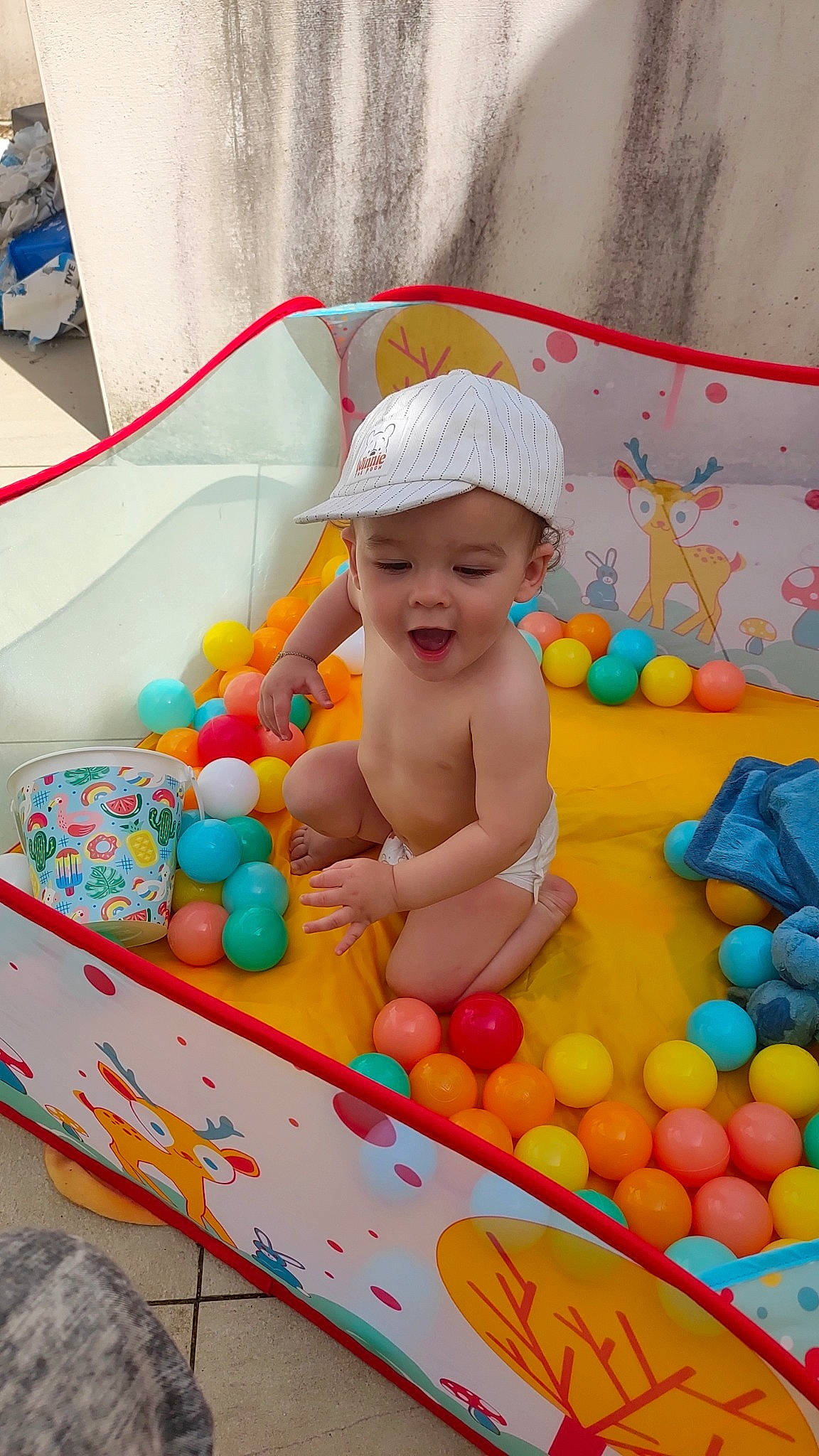 Kaëden a rejoint le concours — aidez-le/la à gagner de superbes lots ! baby, baby_playing_with_toys, baby_products, baby_toys, ball_pit, child, event, fun, happy, headwear, leisure, party, party_supply, person, plastic, play, recreation, room, smile, sweetness