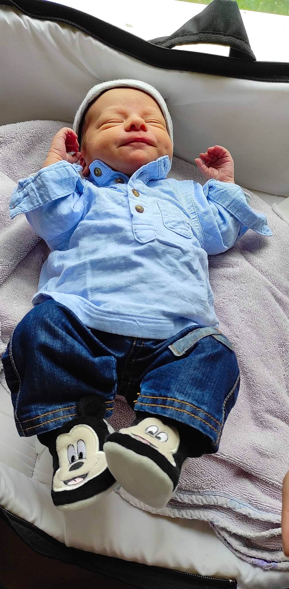 Kaëden participe au concours pour gagner de l'argent avec cette photo : baby, baby_toddler_clothing, cheek, child, comfort, cool, denim, electric_blue, face, head, human_leg, jeans, knee, linens, person, sleeve, sneakers, sock, thigh, toddler