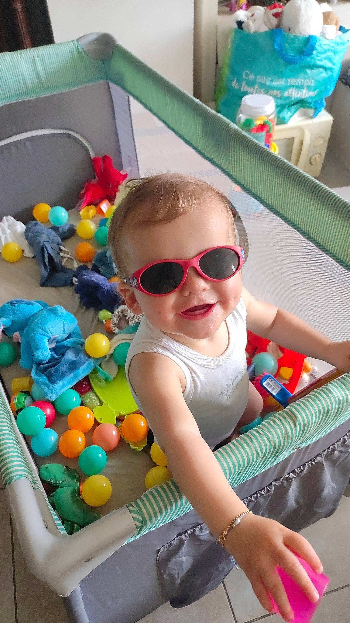 Kaëden a rejoint le concours — aidez-le/la à gagner de superbes lots ! baby, baby_playing_with_toys, baby_products, baby_toddler_clothing, child, comfort, eyewear, fun, goggles, happy, joy, leisure, person, plastic, play, room, sitting, smile, sunglasses, toddler