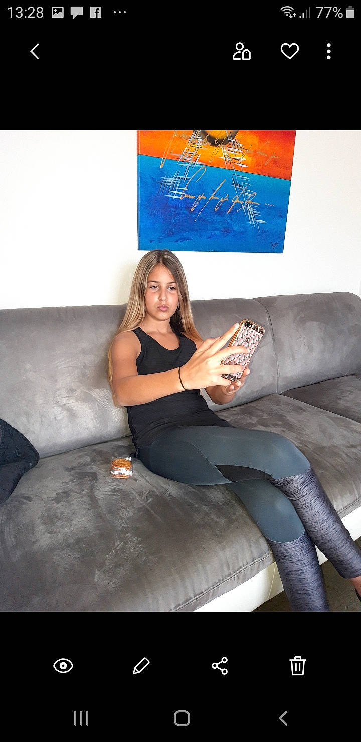 Stessy a rejoint le concours — aidez-le/la à gagner de superbes lots ! beauty, blond, couch, fashion_accessory, furniture, human_body, human_leg, joint, knee, leg, leggings, long_hair, pantyhose, person, sitting, spandex, stocking, thigh, tights, trousers