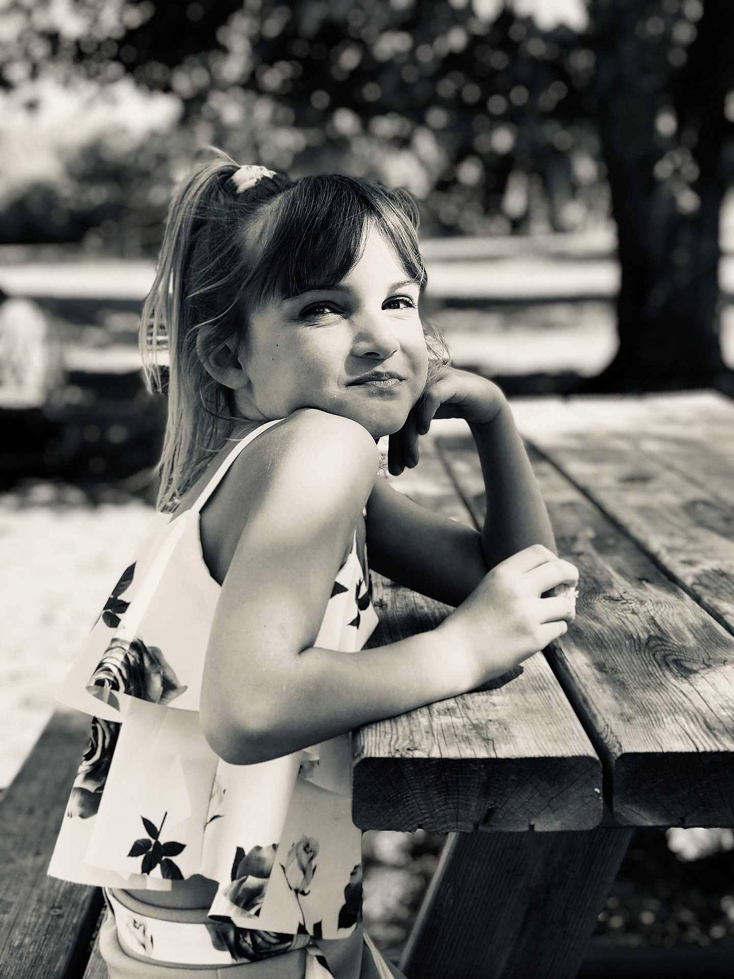 Livia a rejoint le concours — aidez-le/la à gagner de superbes lots ! beauty, black, black_and_white, blond, eye, hand, leg, lip, long_hair, model, monochrome, monochrome_photography, person, photo_shoot, photograph, photography, sitting, smile, snapshot, summer