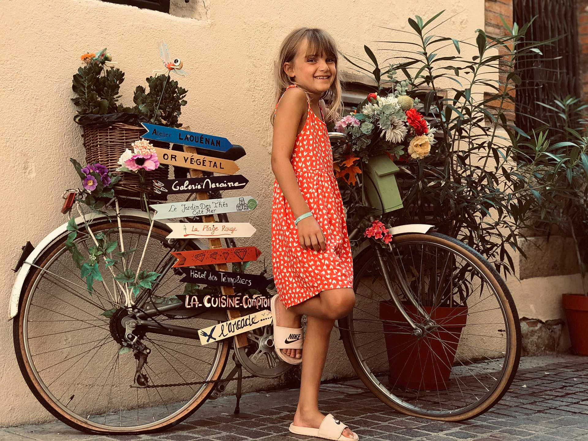 Livia a rejoint le concours — aidez-le/la à gagner de superbes lots ! beauty, bicycle, bicycle_accessory, bicycle_part, bicycle_wheel, clothing, dress, fashion, footwear, human_leg, joy, leg, outerwear, person, shoe, shoulder, snapshot, sports_equipment, street_fashion, vehicle
