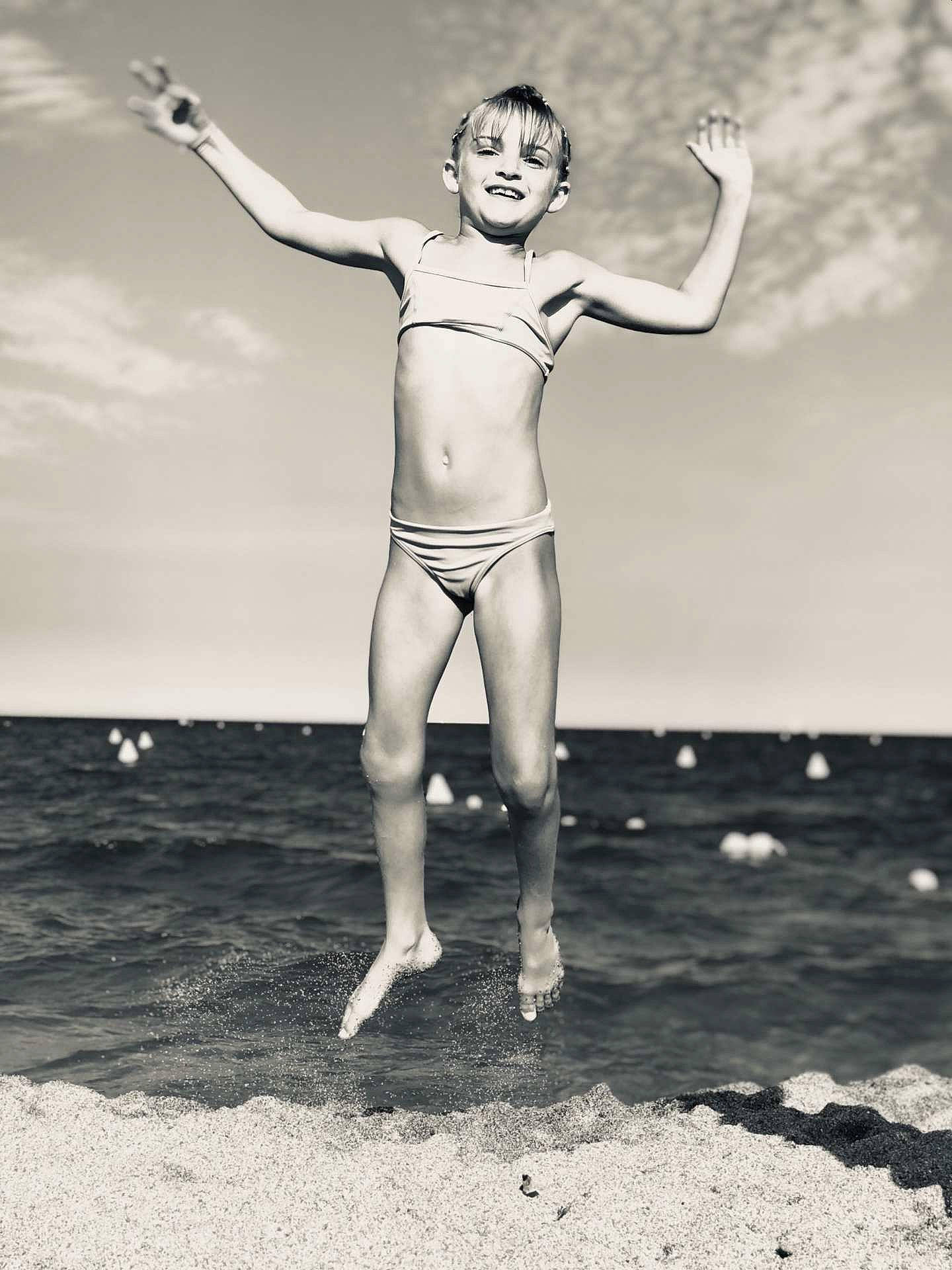 Livia participe au concours pour gagner de l'argent avec cette photo : arm, beach, black_and_white, diving, fun, happy, joy, jumping, leg, monochrome, muscle, person, photograph, photography, sea, standing, stock_photography, style, summer, swim_brief