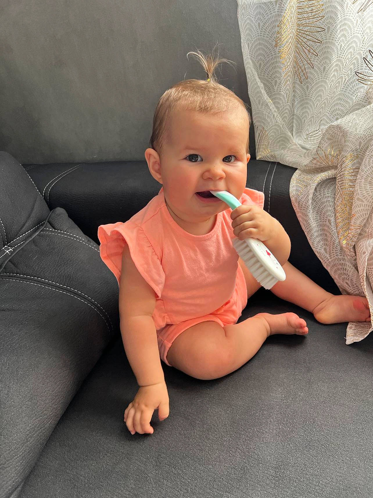 Canelle participe au concours pour gagner de l'argent avec cette photo : arm, baby, baby_toddler_clothing, cheek, chin, comfort, eye, finger, flooring, foot, fun, human_body, human_leg, iris, leg, mouth, neck, person, skin, thumb