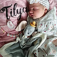 Tilya participe au concours pour gagner de l'argent avec cette photo : baby, baby_sleeping, baby_toddler_clothing, beauty, cap, child, comfort, eyelash, face, fashion_accessory, happy, jewellery, knit_cap, pattern, pink, skin, sleeve, textile, toddler, white