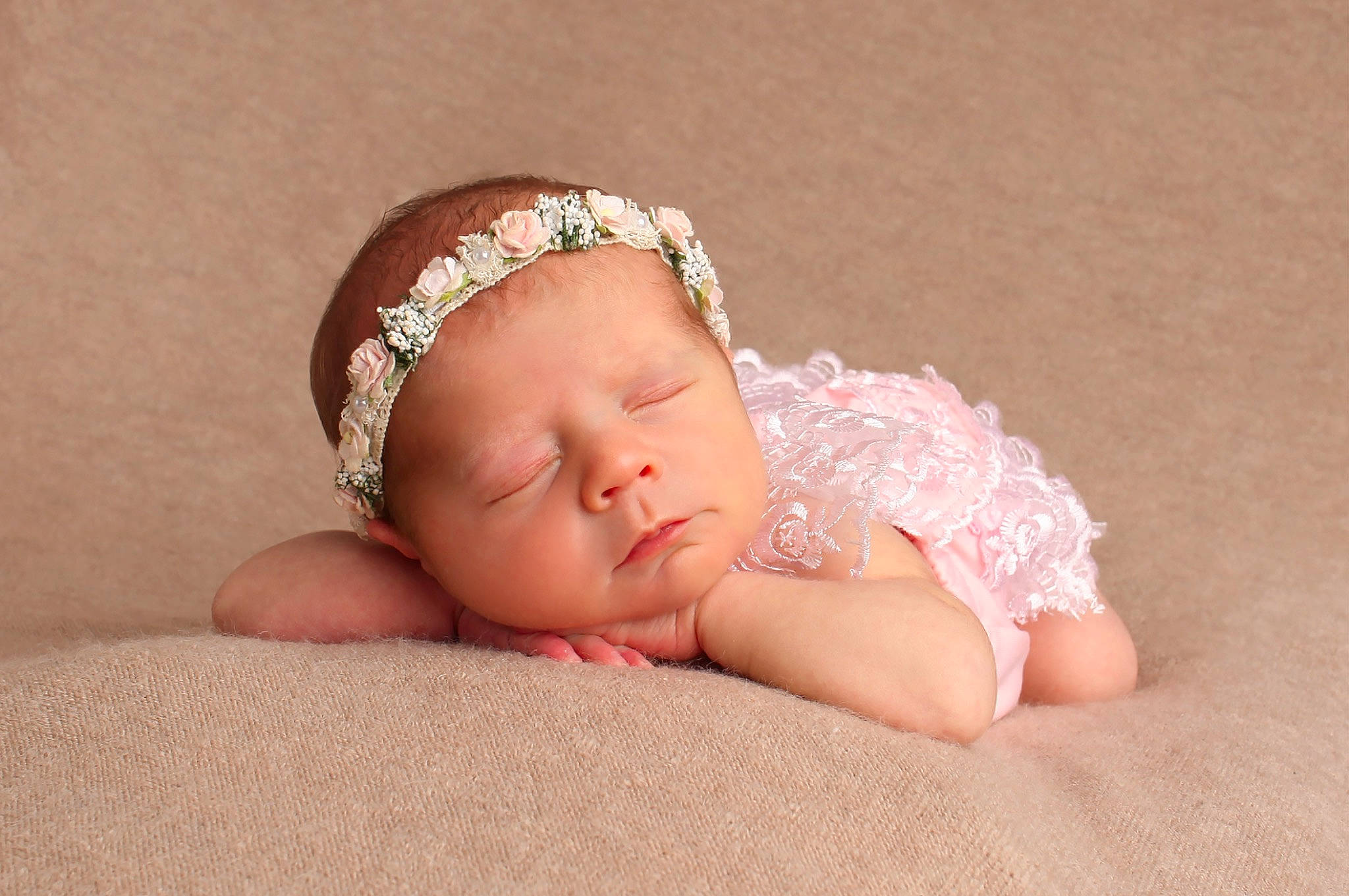 Capucine participe au concours pour gagner de l'argent avec cette photo : baby, baby_sleeping, baby_toddler_clothing, cap, child, comfort, fashion_accessory, flesh, foot, grass, hair_accessory, happy, headband, headpiece, jewellery, linens, peach, person, portrait_photography, skin