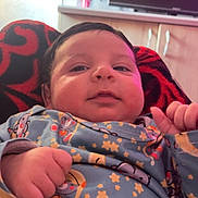 Aryan participe au concours pour gagner de l'argent avec cette photo : baby, blanket, cabinet, child, chubby_cheeks, close_up, eyes, face, fist, hand, indoors, infant, newborn, painting, pajamas, portrait, red_blanket, smile, stars, television