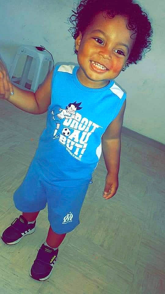 Këvan a rejoint le concours — aidez-le/la à gagner de superbes lots ! blue, boy, child, clothing, cool, day, facial_expression, fun, girl, hair, hairstyle, joy, person, pink, product, purple, red, shoulder, smile, standing