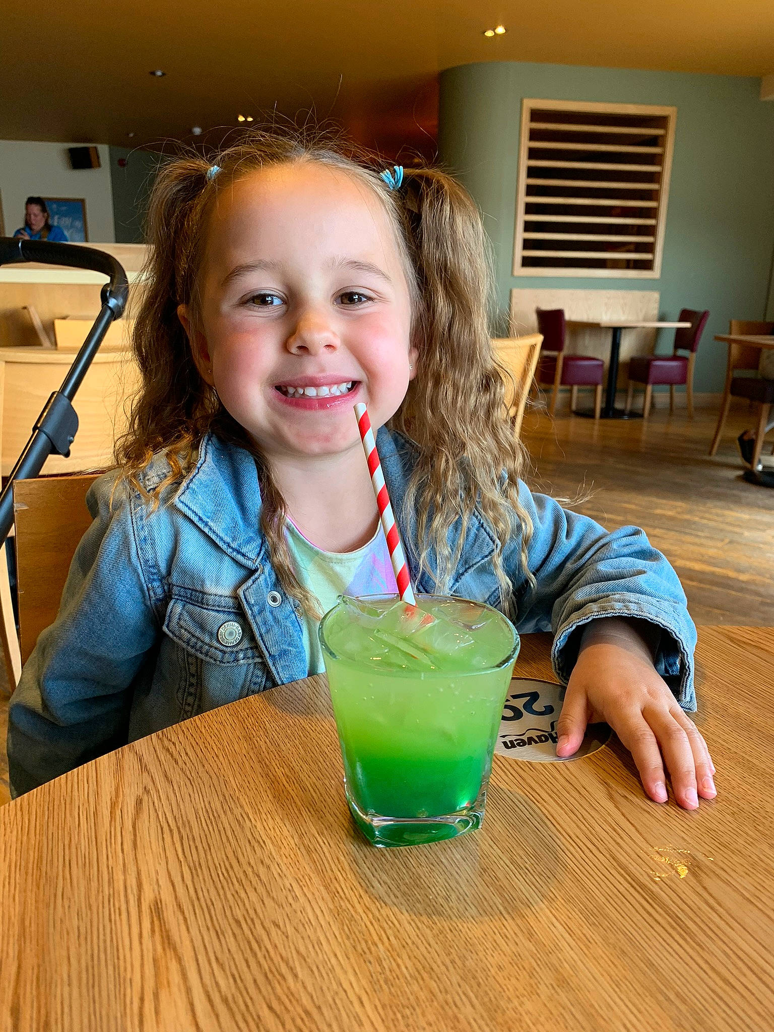Mabel is registered to the contest to win money with this photo: chair, child, desk, drink, drinking_straw, event, flooring, fun, happy, hardwood, joy, juice, leisure, person, smile, soft_drink, summer, t_shirt, table, tableware