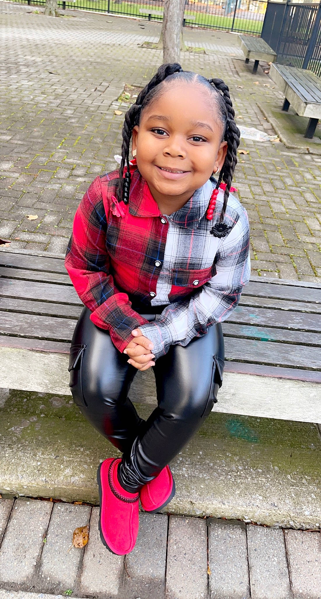 Maloní is registered to the contest to win money with this photo: beauty, black_hair, child, eye, face, flash_photography, hair, happy, head, joy, knee, leisure, lip, magenta, pattern, person, skin, sleeve, smile, street_fashion