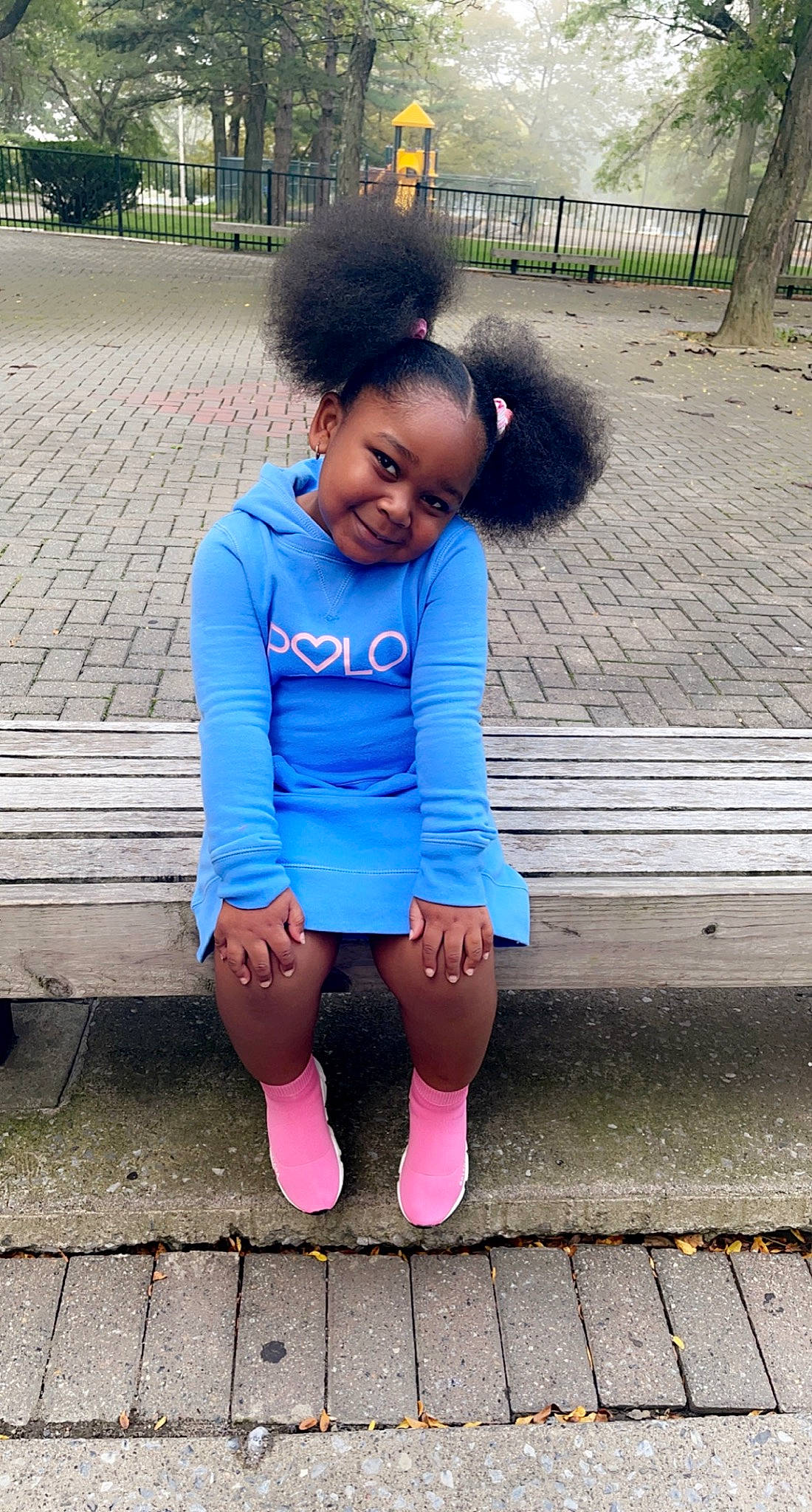 Maloní is registered to the contest to win money with this photo: cool, denim, face, grass, hairstyle, happy, joy, knee, leisure, mammal, person, shoe, shoulder, sleeve, smile, sportswear, standing, street_fashion, t_shirt, textile