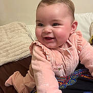 Djayli a rejoint le concours — aidez-le/la à gagner de superbes lots ! baby, infant, smiling, pink_clothing, crawling, bed, blanket, cozy, cheeks, happy, child, indoors, person, face, soft_texture, fabric, colorful, home, cute, portrait