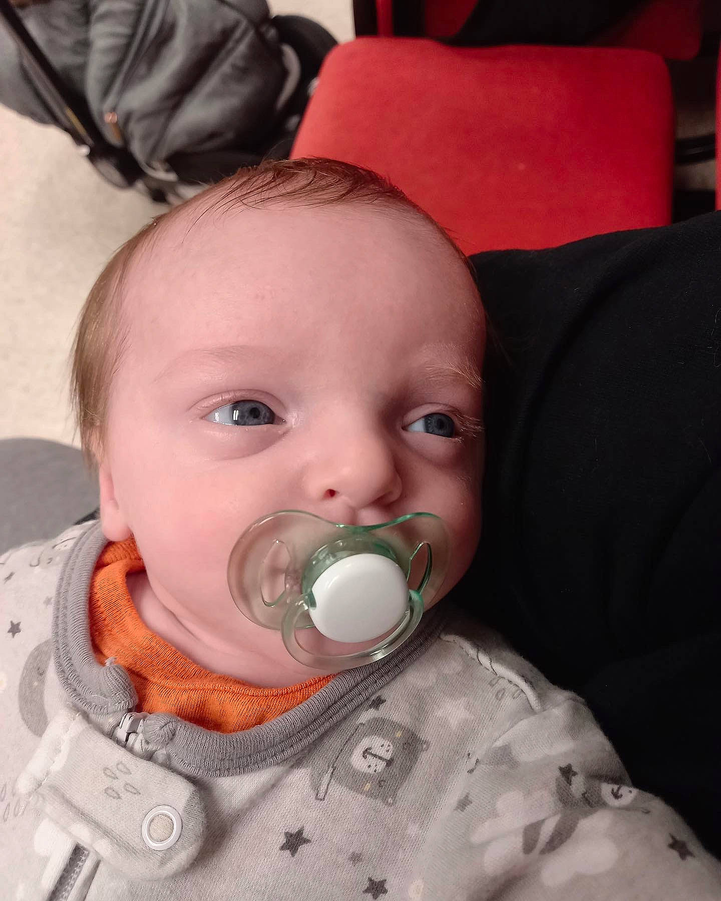 Félix participe au concours pour gagner de l'argent avec cette photo : baby, baby_toddler_clothing, cheek, child, comfort, curious, drinkware, ear, eyelash, fun, happy, head, hearing, helmet, iris, jaw, mouth, nose, organ, person