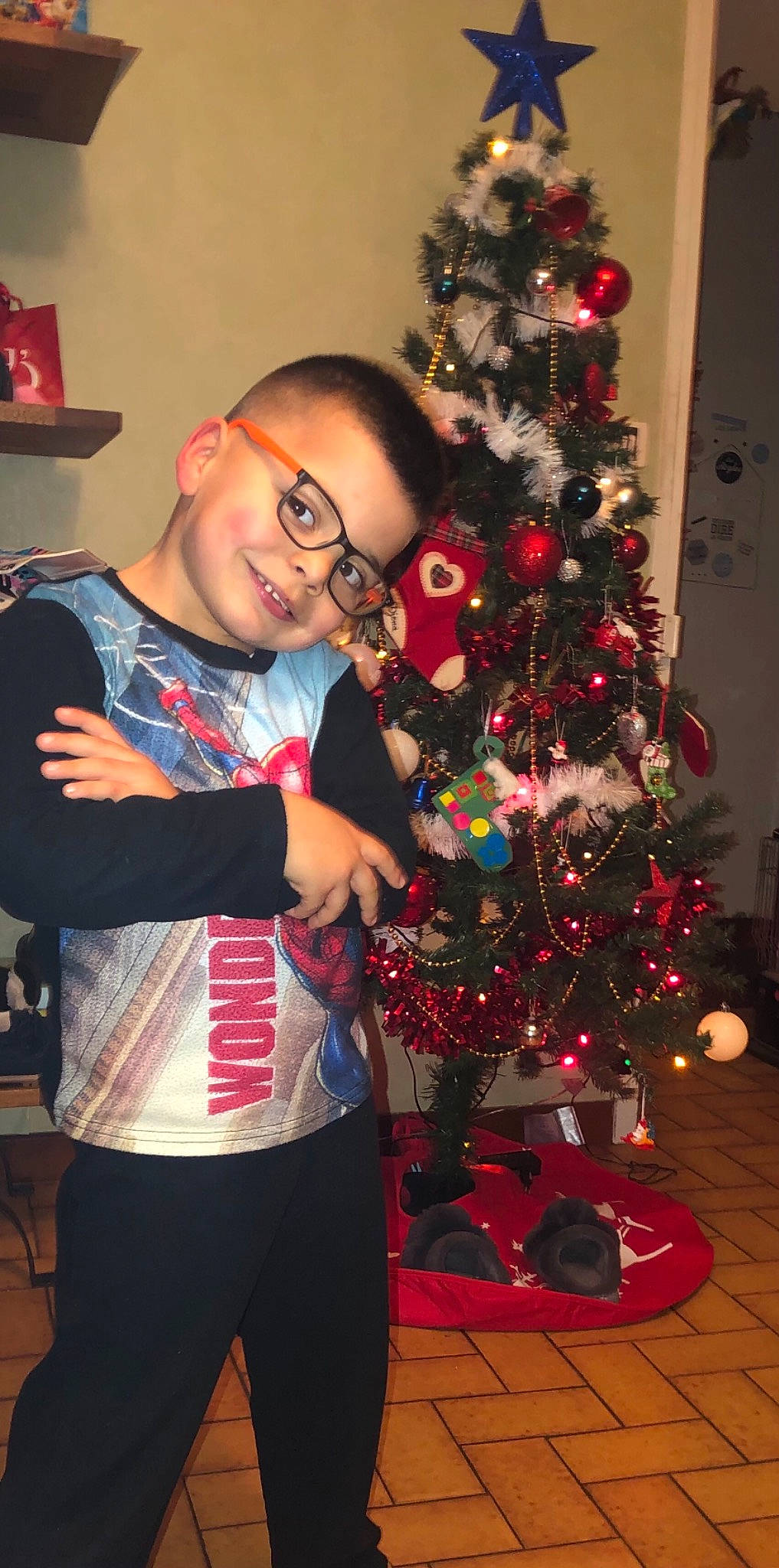 Naël participe au concours pour gagner de l'argent avec cette photo : carmine, christmas, christmas_decoration, christmas_eve, christmas_lights, christmas_ornament, christmas_tree, conifer, event, eyewear, glasses, holiday, holiday_ornament, interior_design, joy, ornament, person, pine_family, red, toy