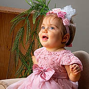 Alix a rejoint le concours — aidez-le/la à gagner de superbes lots ! toddler, child, pink_dress, headband, bow, blue_eyes, smiling, happy, sitting, chair, wooden_background, green_plant, flowers, portrait, indoor, cute, baby, lace, person, fashion